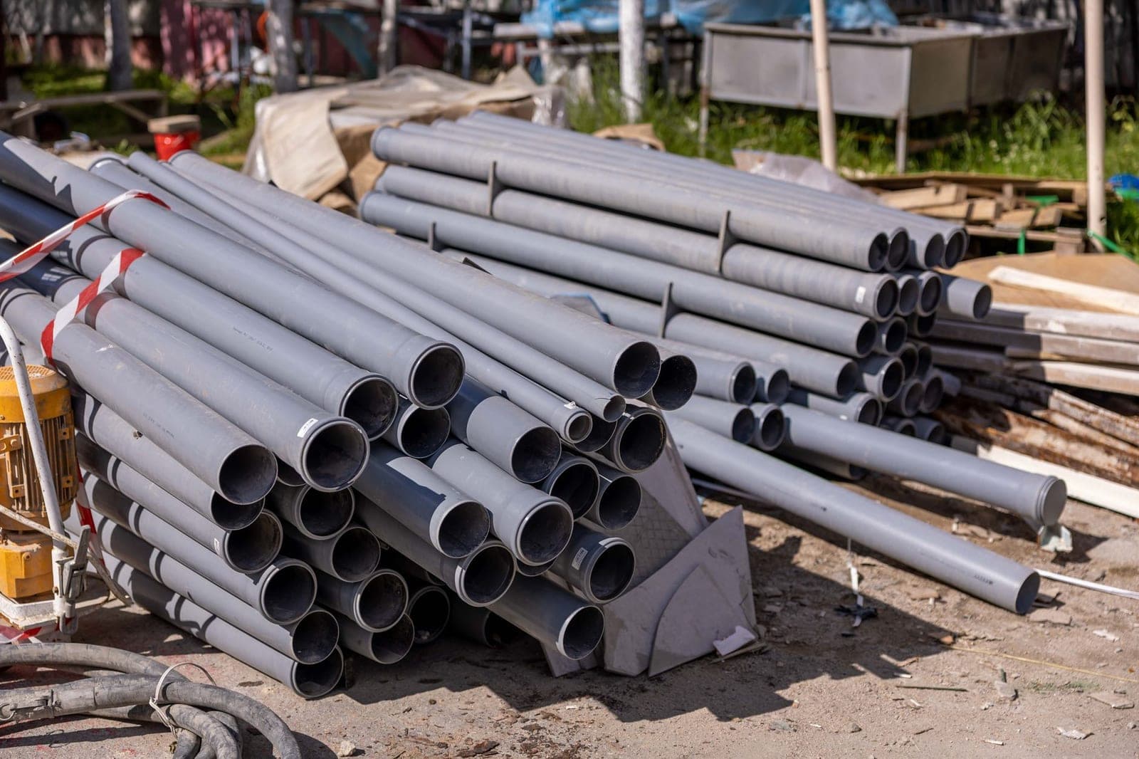 Stoklanmış U-PVC ve plastik altyapı boruları